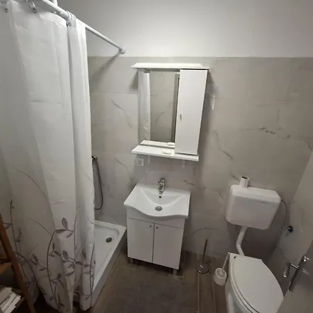 One Bedroom Near In Apartment *
